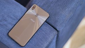 Asus Zenfone 5Z on the Blue Couch