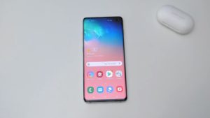 Samsung Galaxy S10 Plus With Earbuds