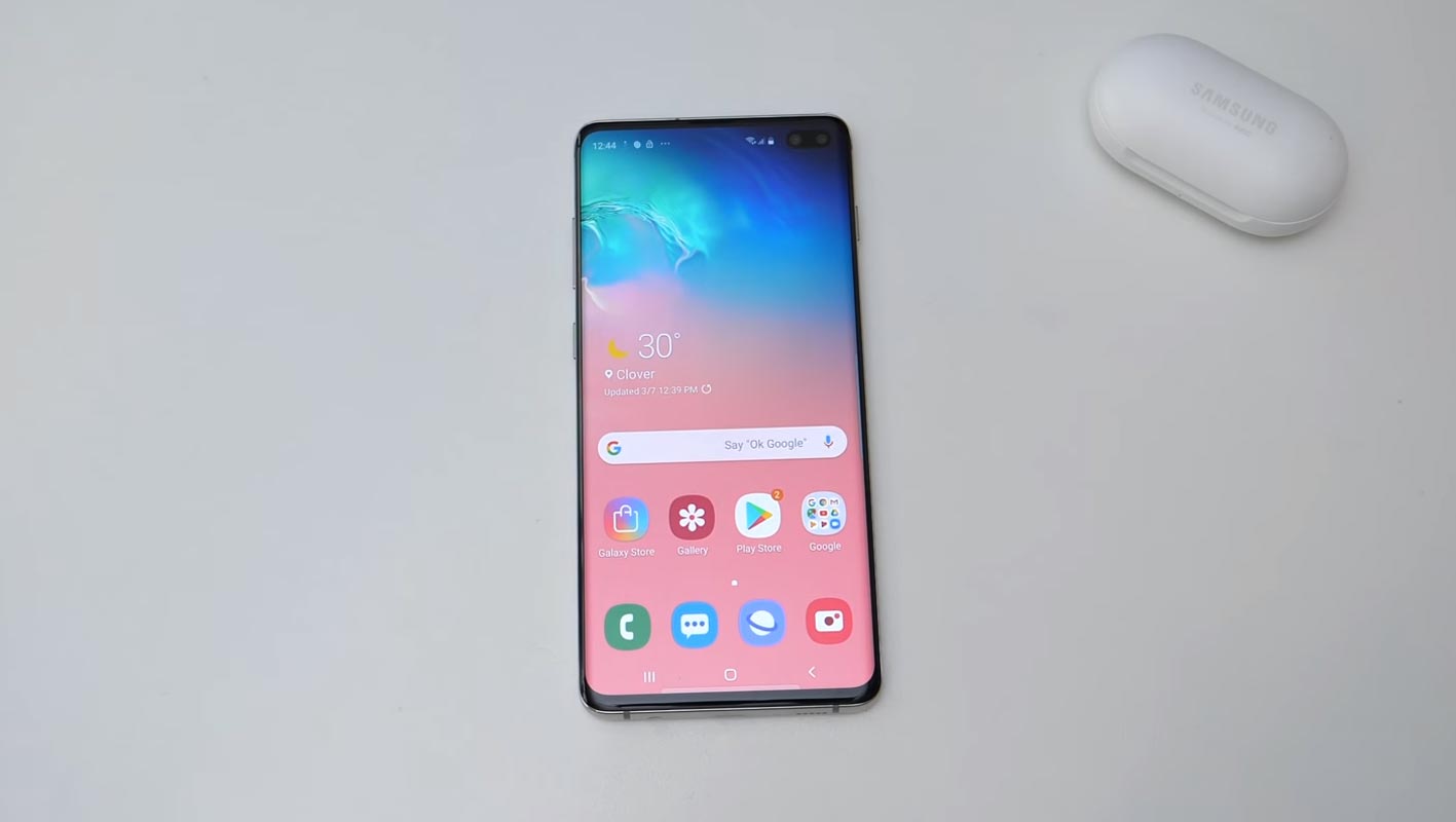 Samsung Galaxy S10 Plus With Earbuds