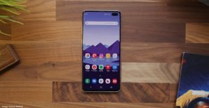Samsung Galaaxy S10 Plus on the Brown Wooden Table