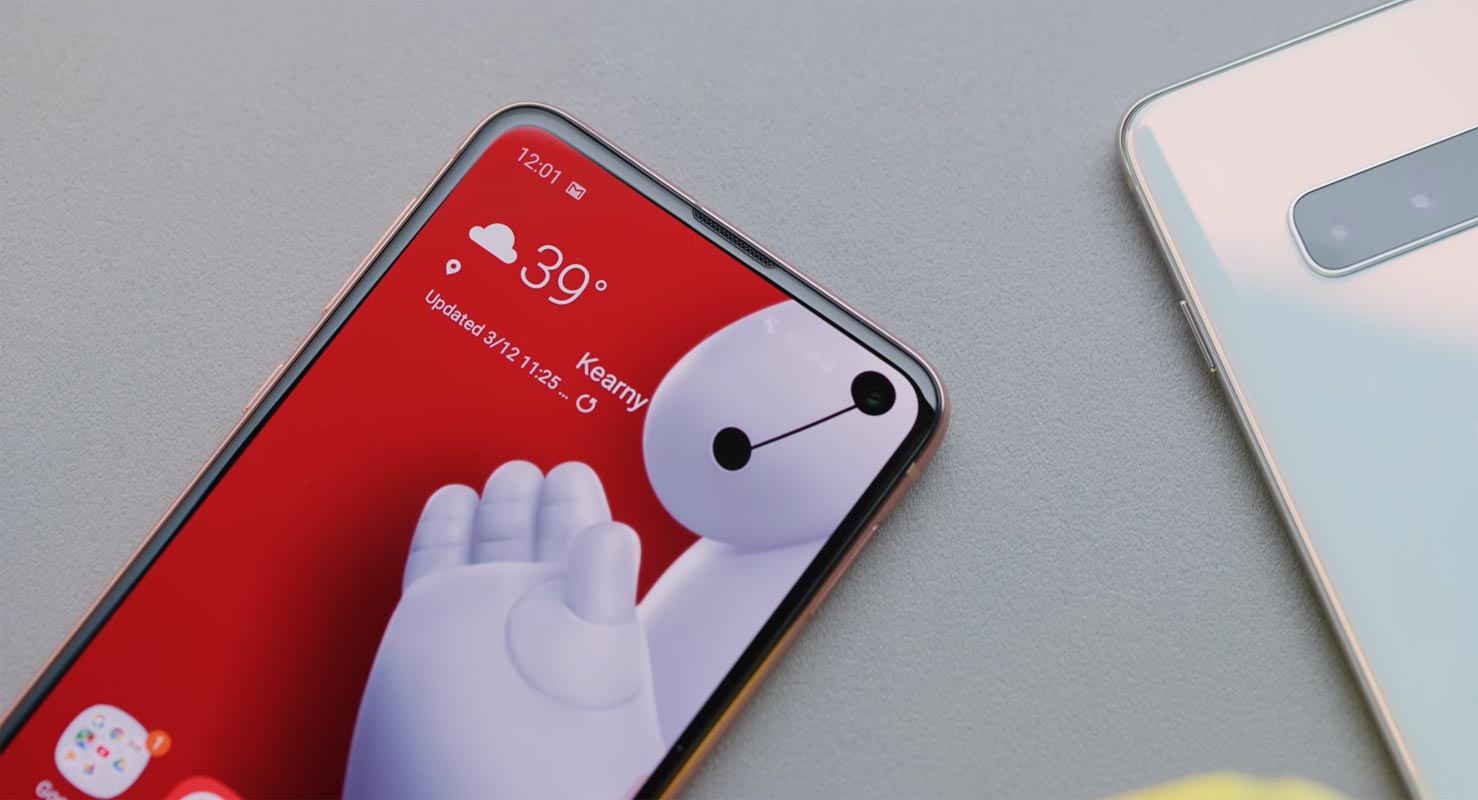 Samsung Galaxy S10e With Baymax Wallpaper