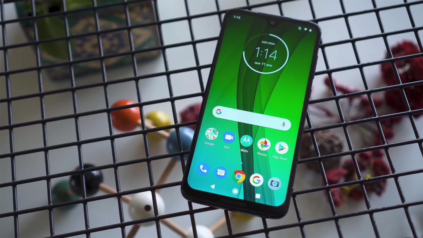 Moto G7 on the Steel Fence