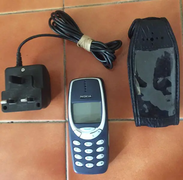 Nokia 3210 phone with Charger and Cover