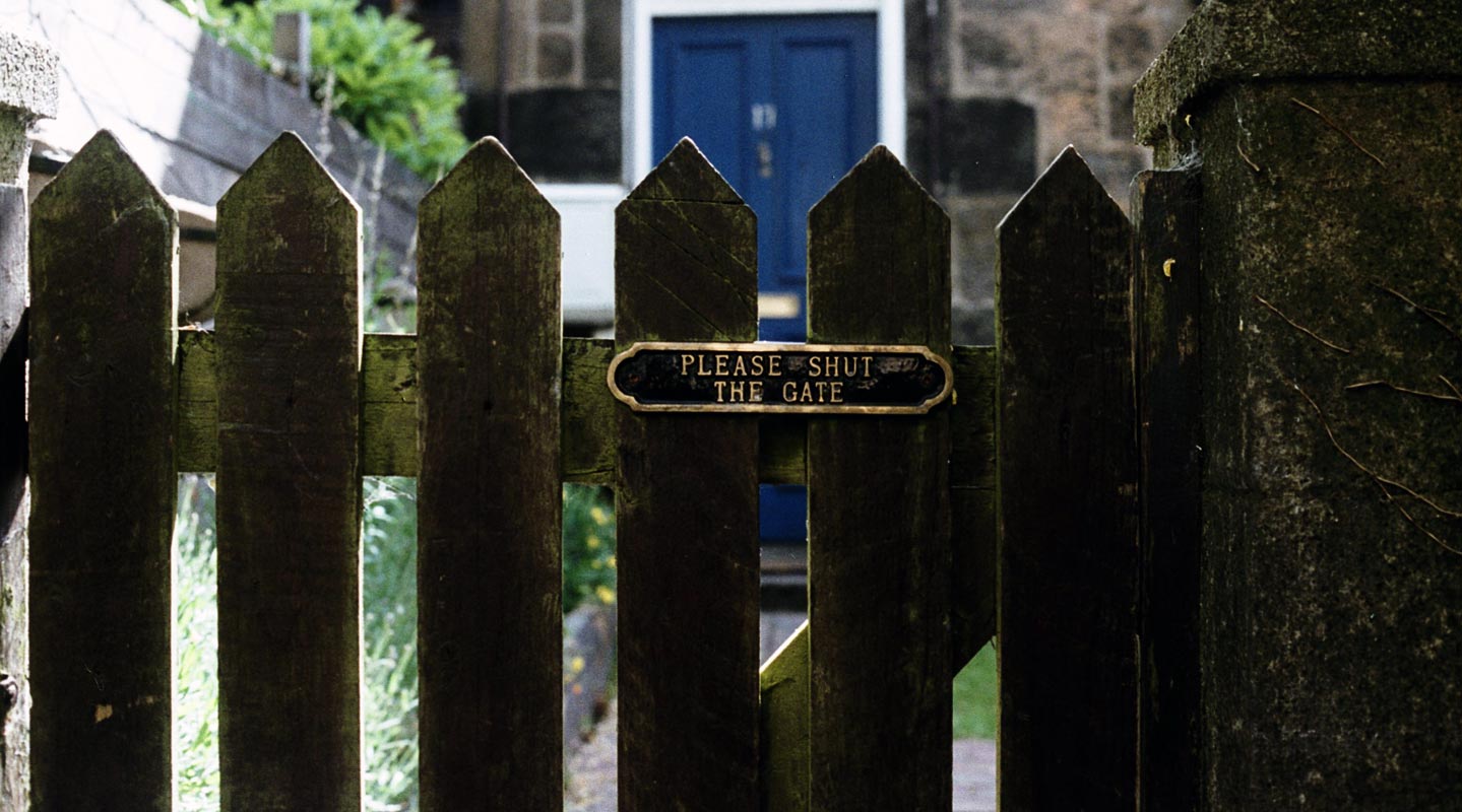 Please shut the gate sign in the outdoor