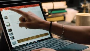 Pointing Microsoft Power Point in Surface Book
