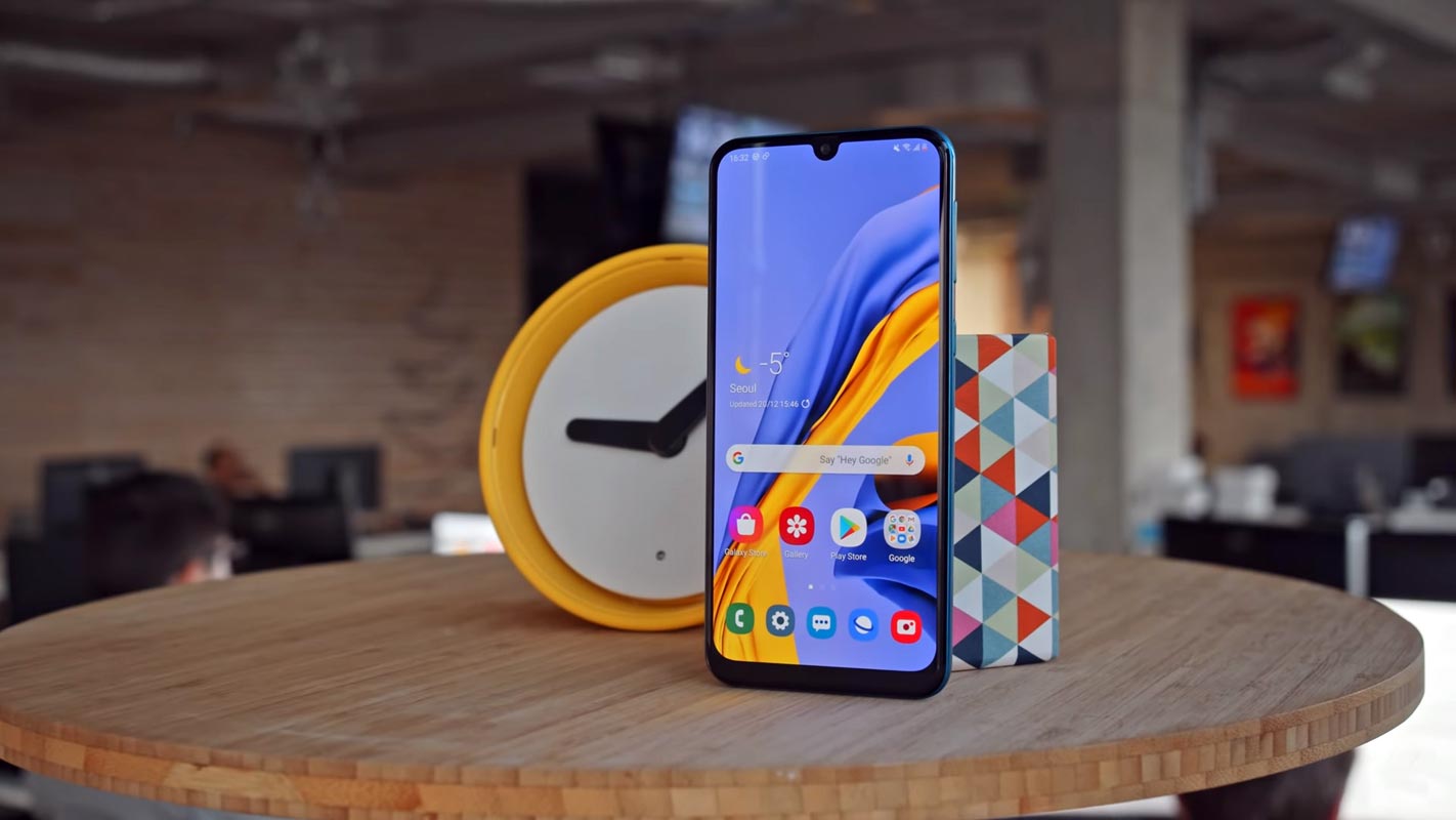 Samsung Galaxy M30s Front Side on the Wooden Table