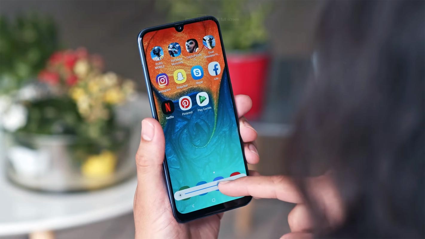 Samsung Galaxy A30 Volume Adjustment in the hand