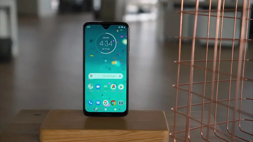 Moto G7 Plus Unlocked Home screen on the table