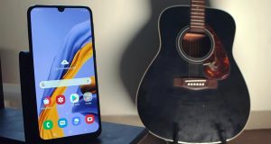 Samsung Galaxy M21 near gitar