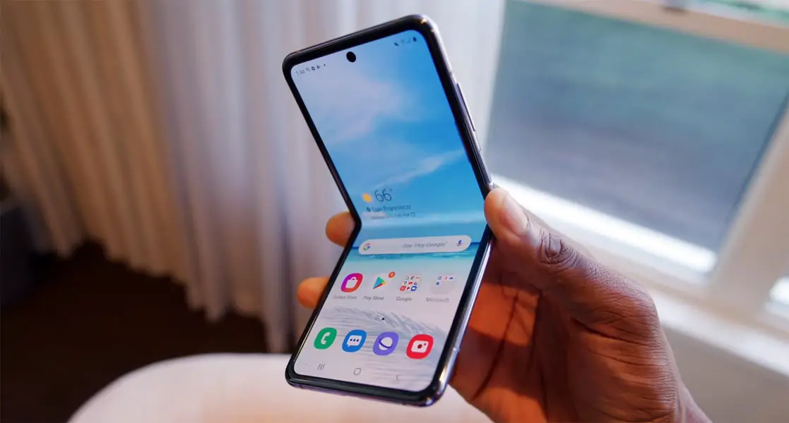 Samsung galaxy Z Fold in hand