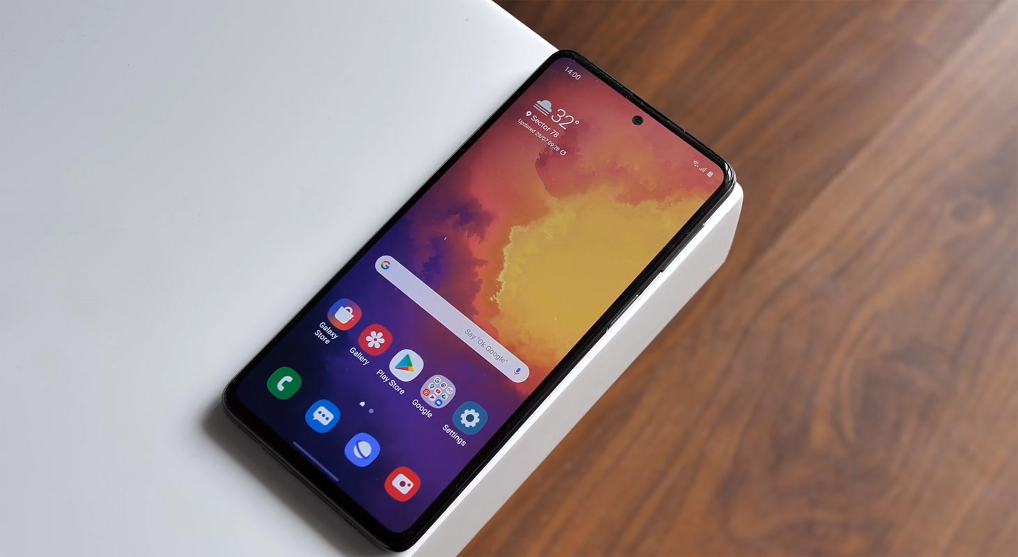 Samsung Galaxy M31s Home screen on the table