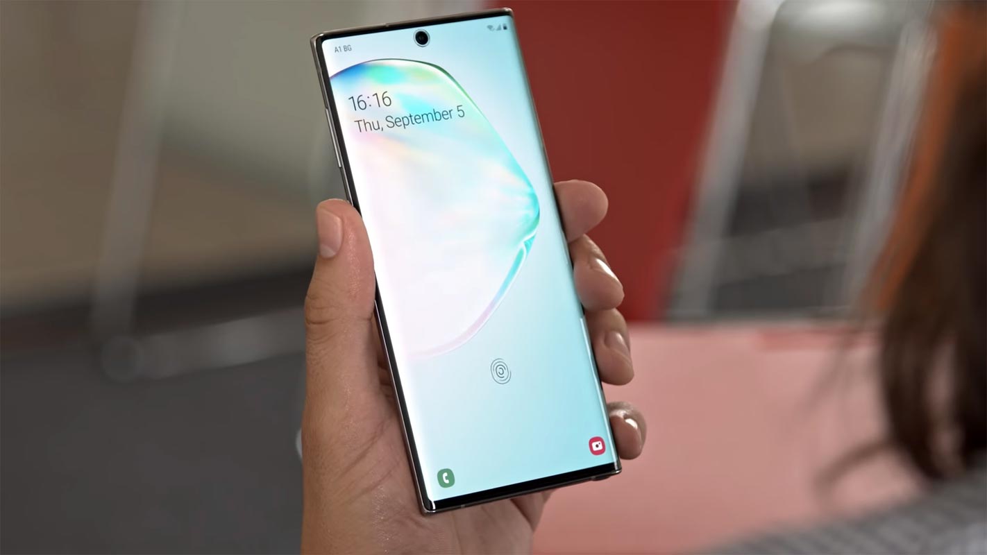 Samsung Galaxy Note 10 Locked screen in the hand