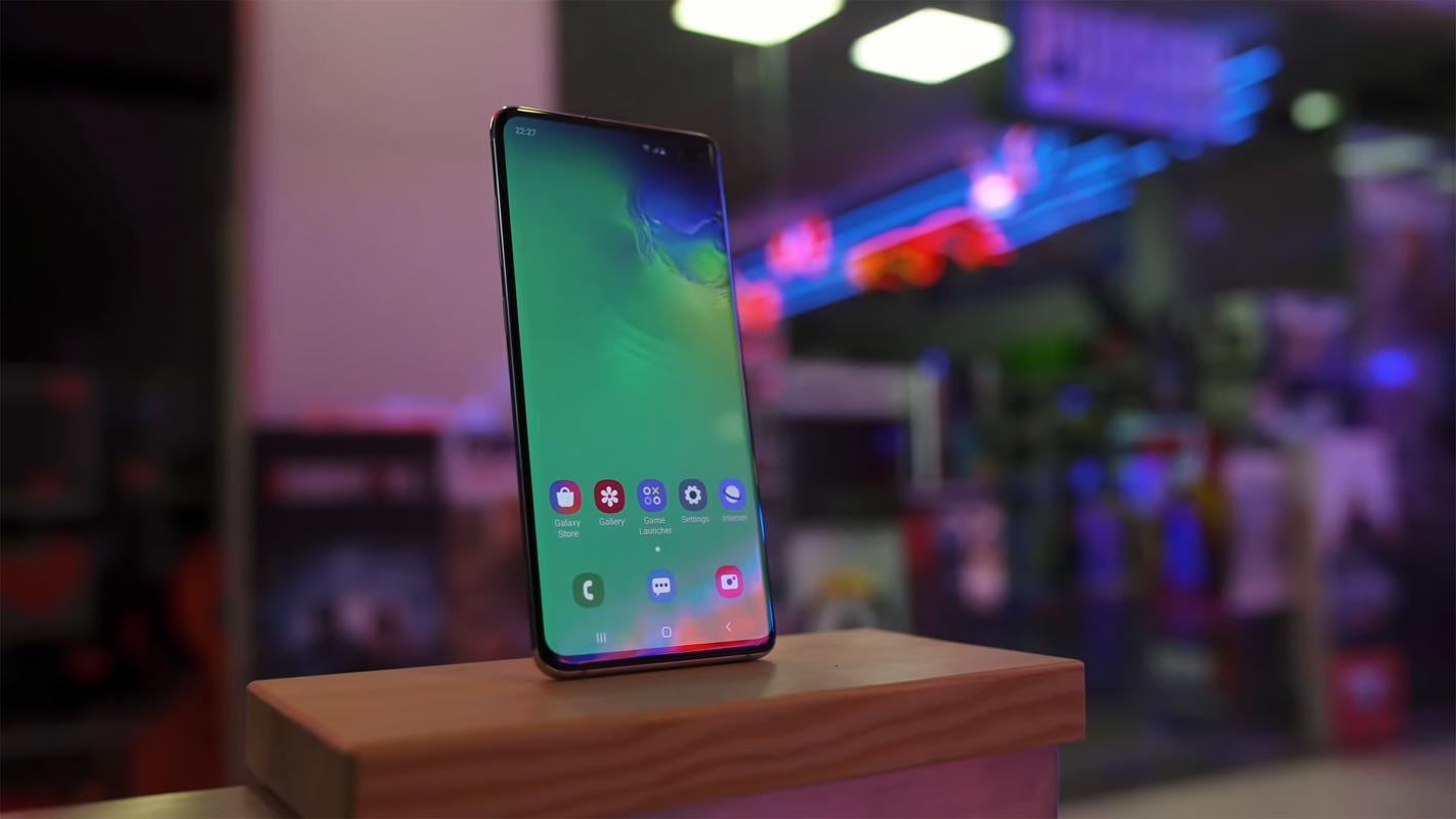 Samsung Galaxy S10 Home Screen on the Table