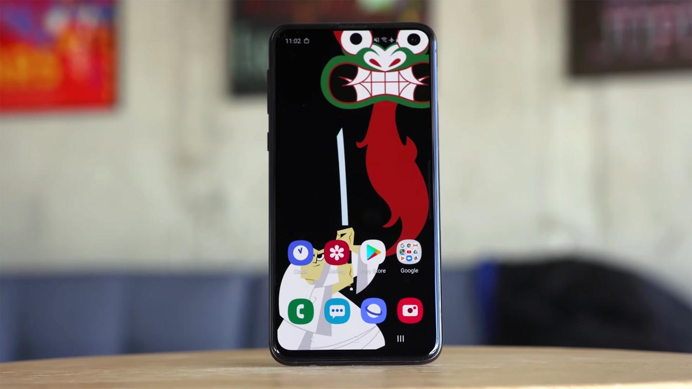 Samsung Galaxy S10e with Samurai Jack Wallpaper