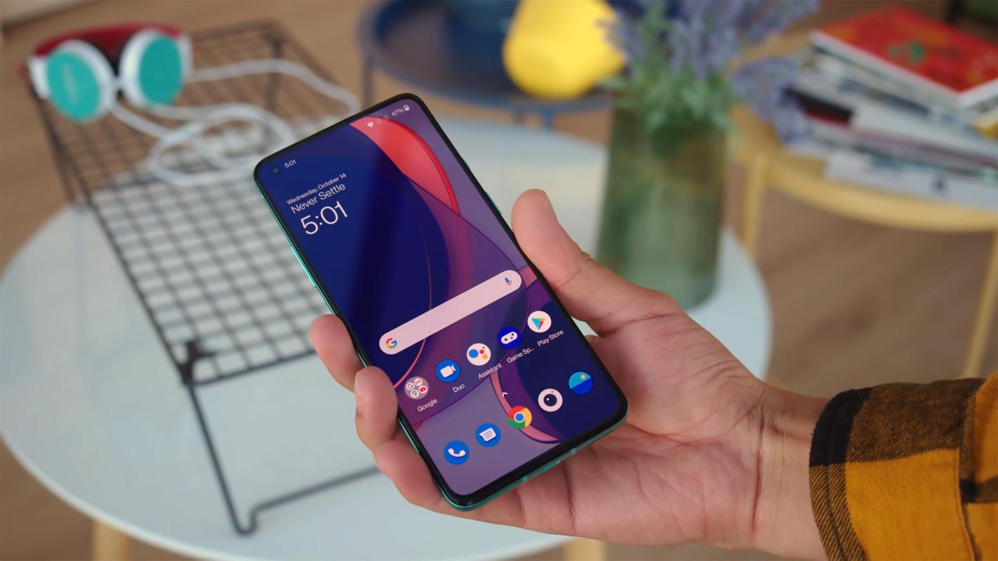 OnePlus 8T Unlocked Home Screen in hand