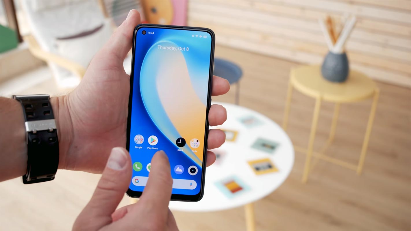 Realme 7 Pro Home Screen in hand