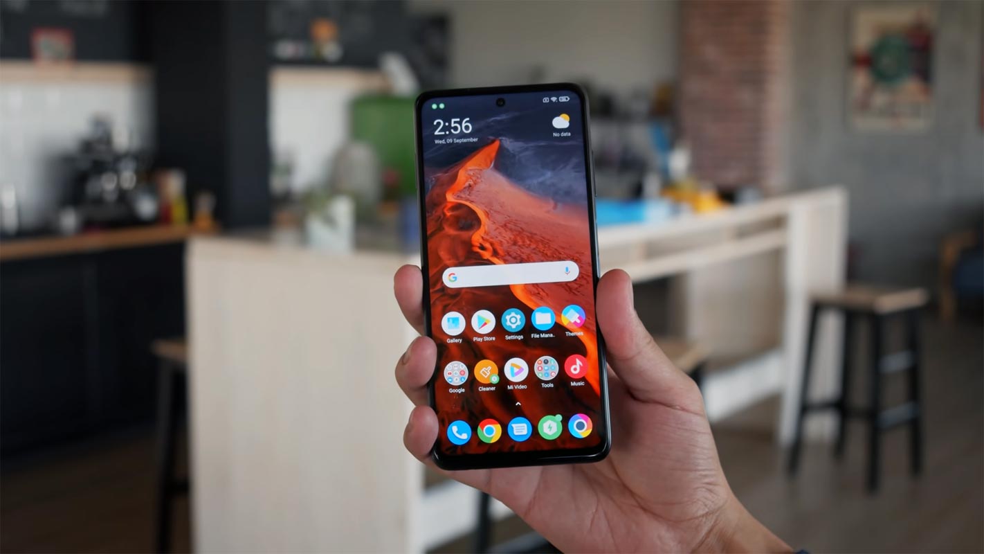 Xiaomi Poco X3 NFC Home Screen in hand