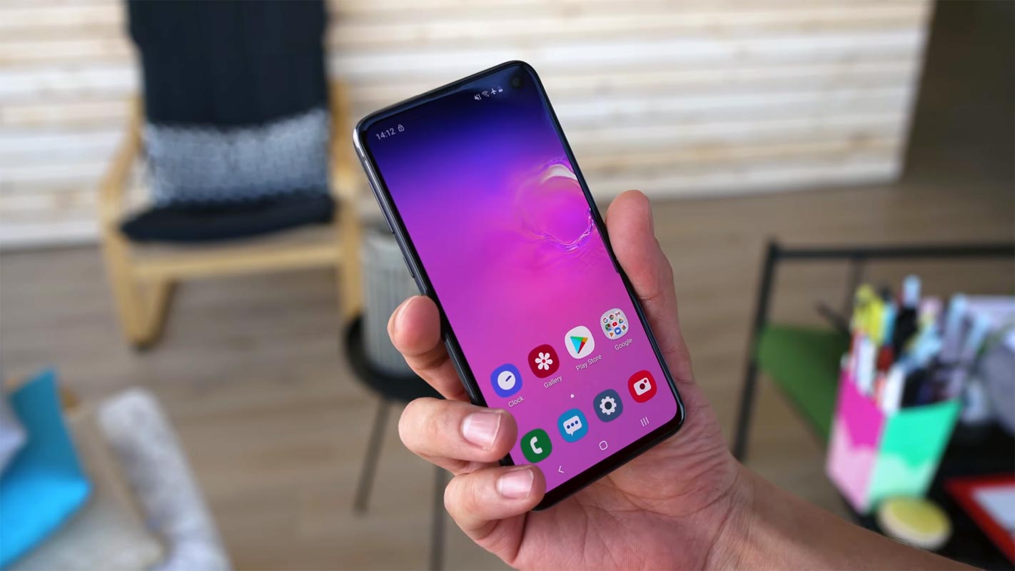 Samsung Galaxy S10e Home Screen Unlocked in Hand