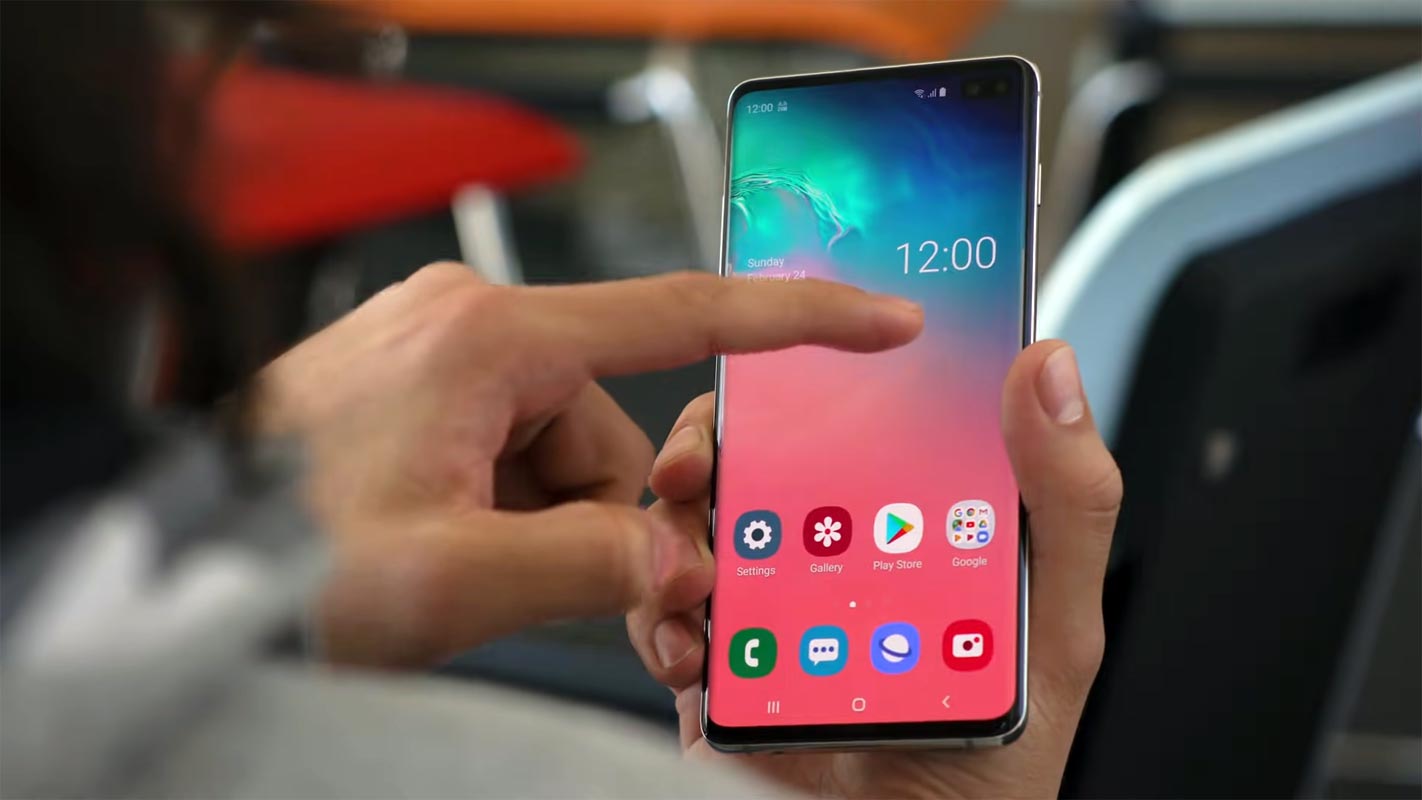 Samsung Galaxy S10 Plus Android 11 One UI 3.0 Home Screen