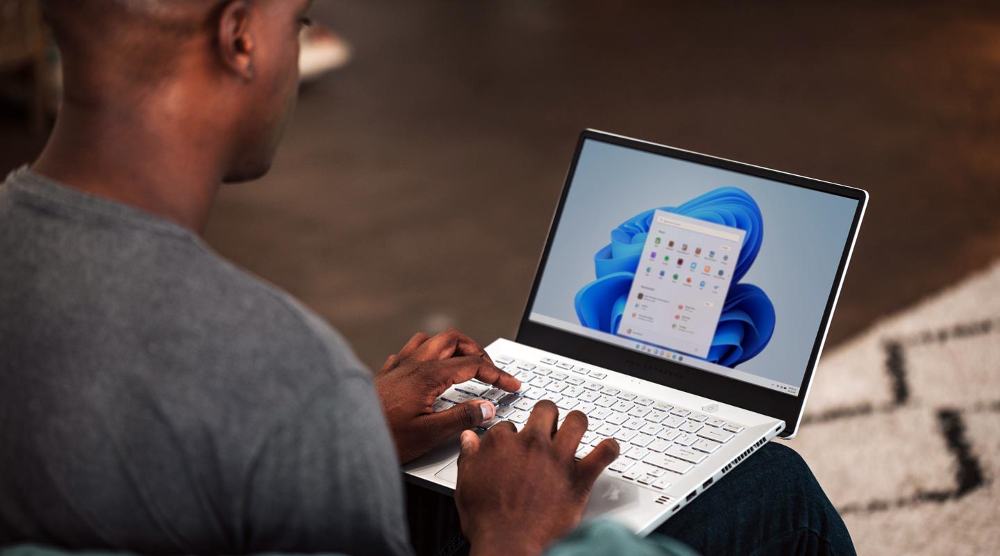 Man using Windows 11 in the Laptop