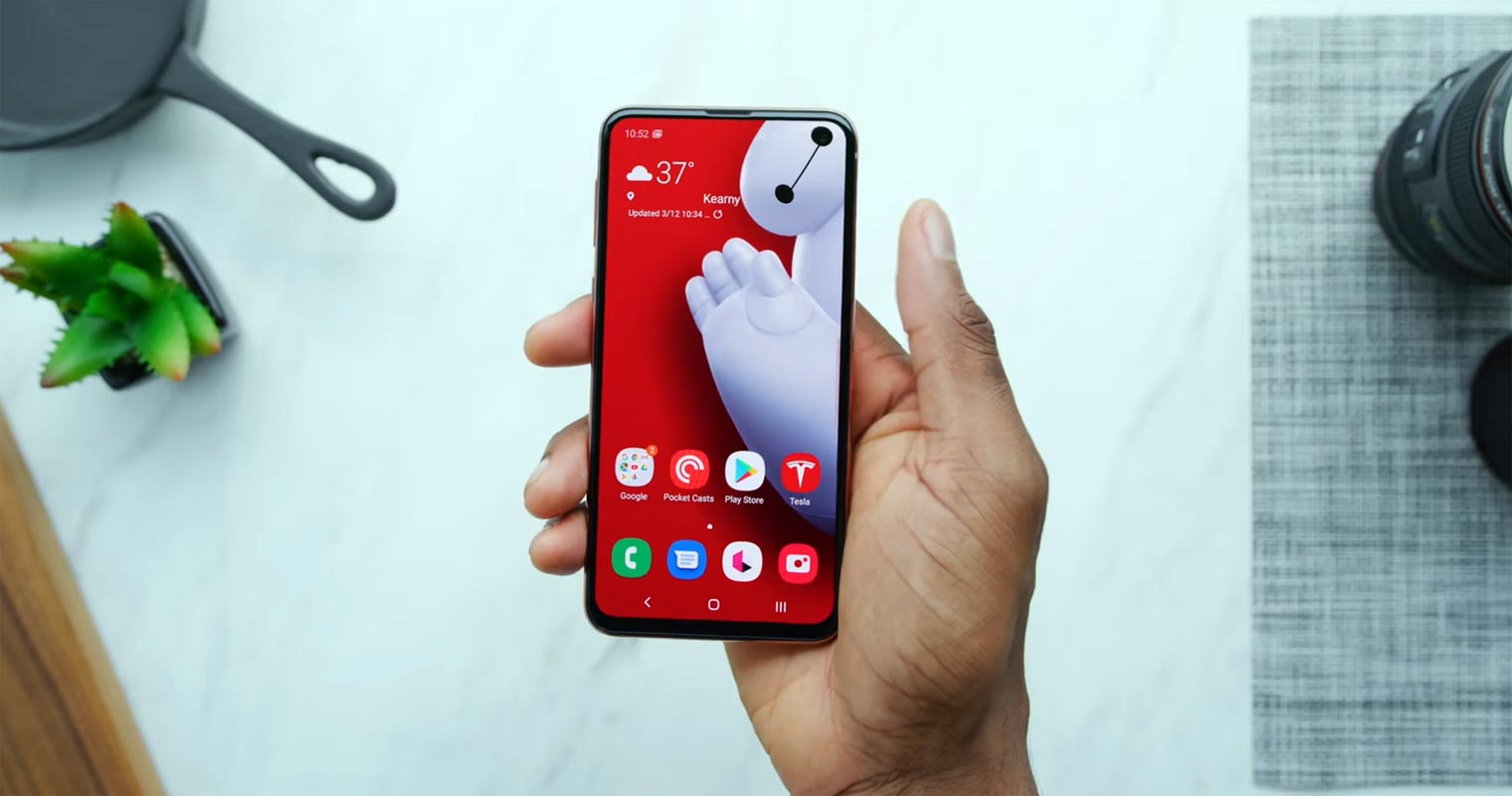 Samsung Galaxy S10e with Big Hero 6 Baymax Wallpaper