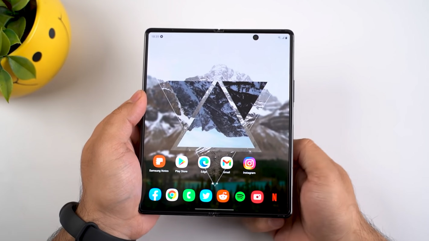 Samsung Galaxy Z Fold2 5G home screen