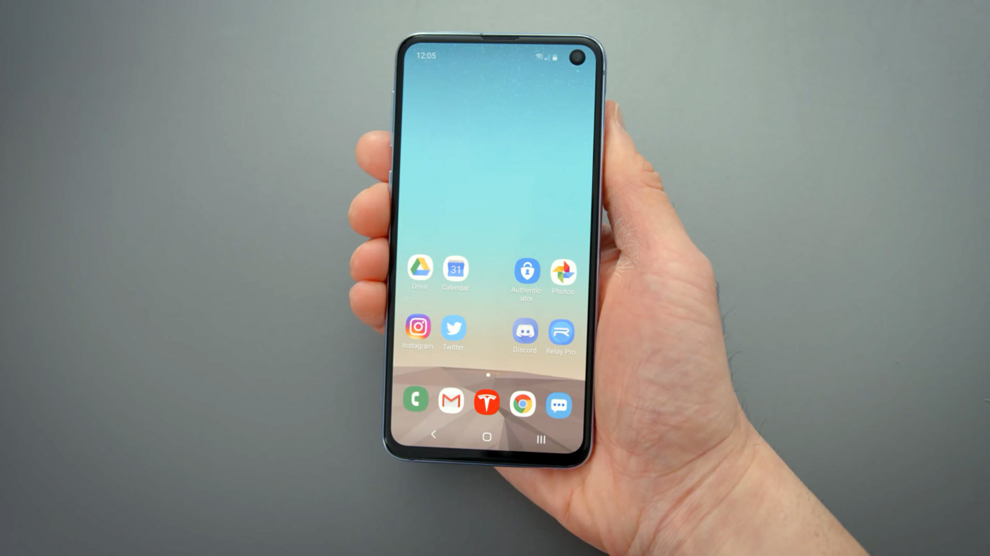 samsung galaxy s10e in grey colour backround