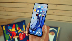 xiaomi11t home screen in one hand