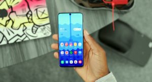 samsung galaxy s20 5g in single hand