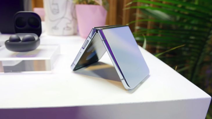 Samsung Galaxy Z Fold 4 in Fold Position