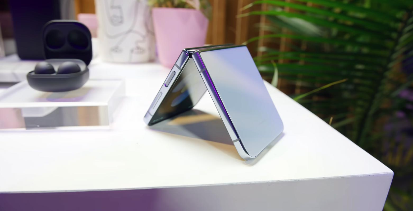 Samsung Galaxy Z Fold 4 in Fold Position