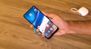 moto g42 home screen in hand