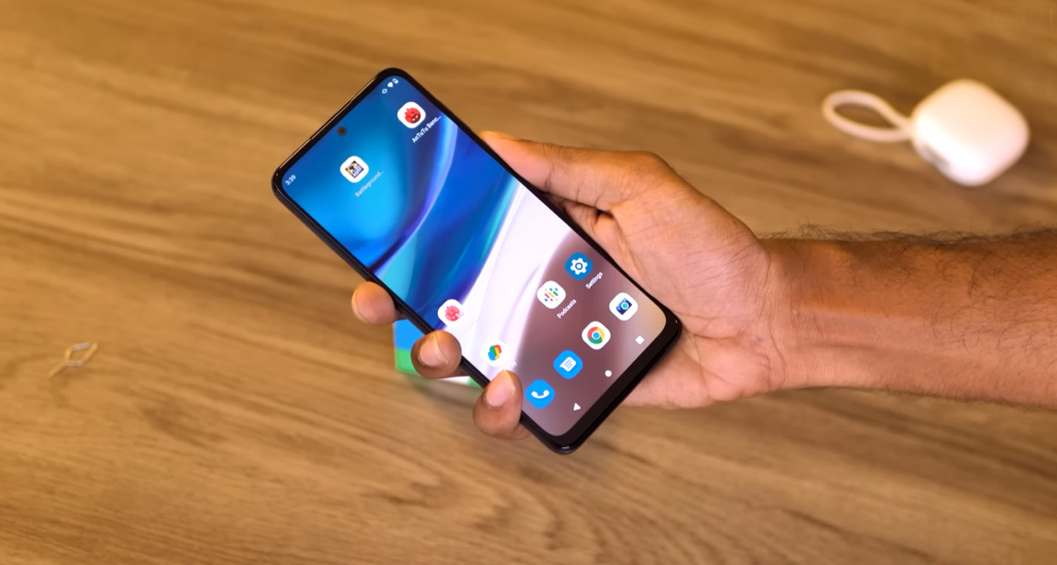 moto g42 home screen in hand