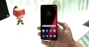 moto g52 home screen in hand