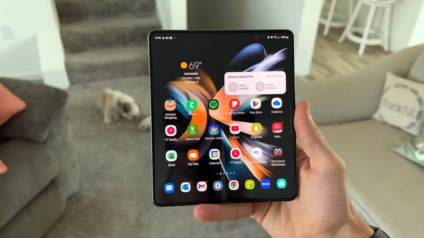 samsung galaxy z fold 4 open hold in single hand