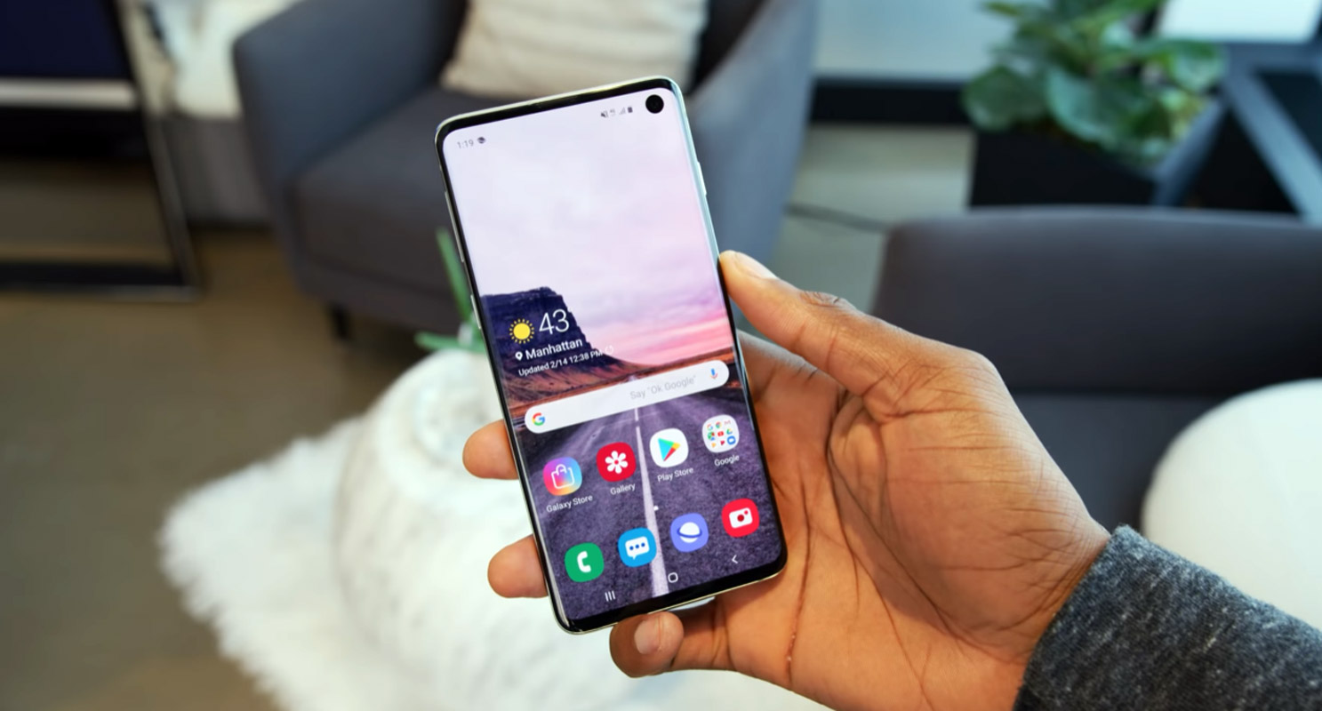 samsung galaxy s10 in hand