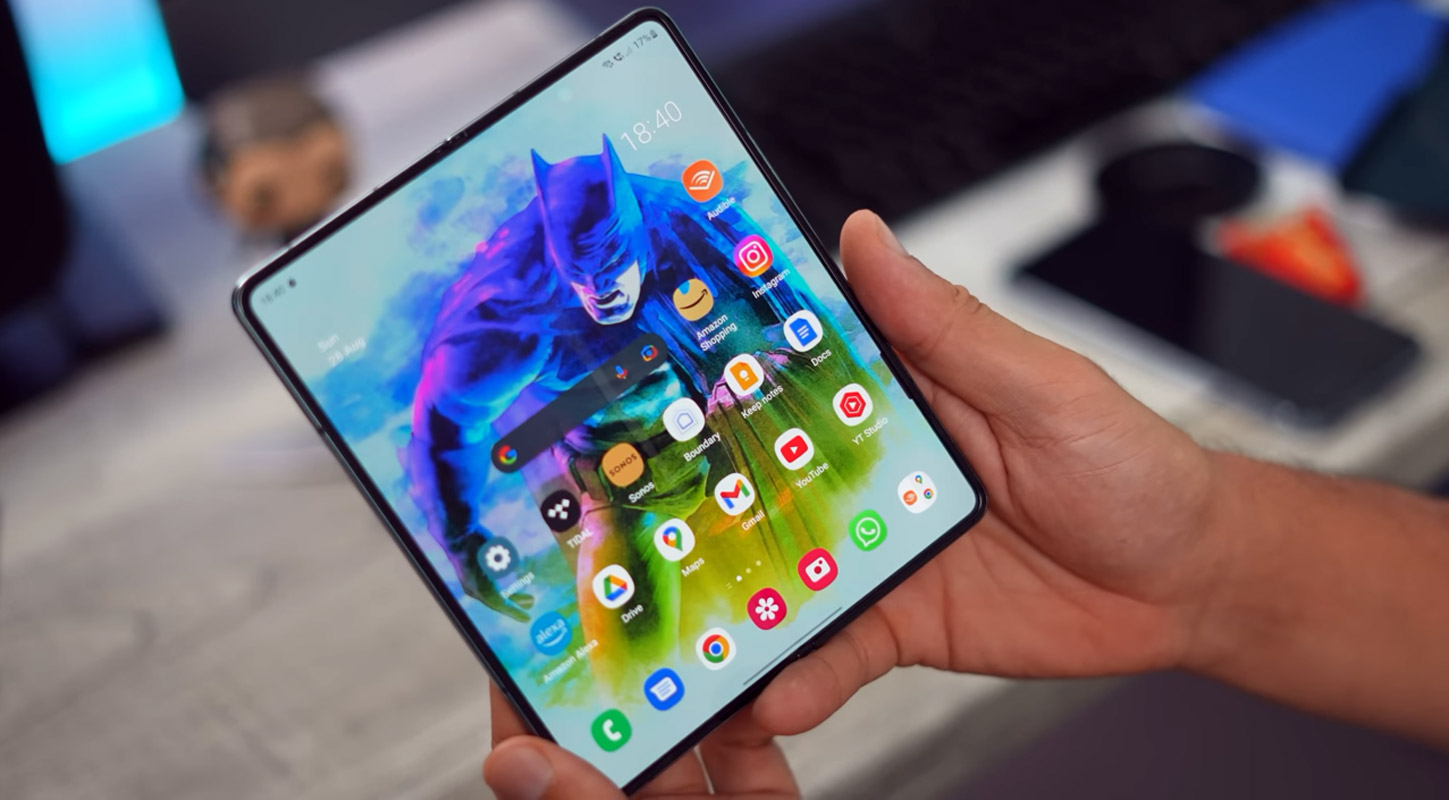 samsung galaxy z fold 4 unlock screen in double hand