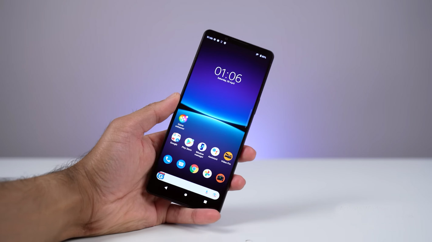 xperia 1 IV unlock screen in hand