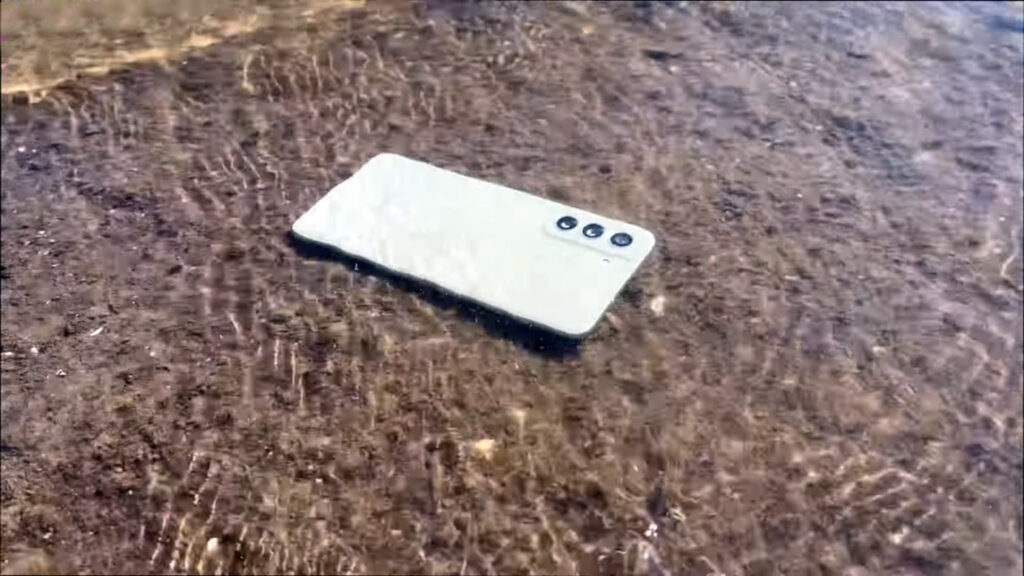 samsung galaxy s21 fe in water