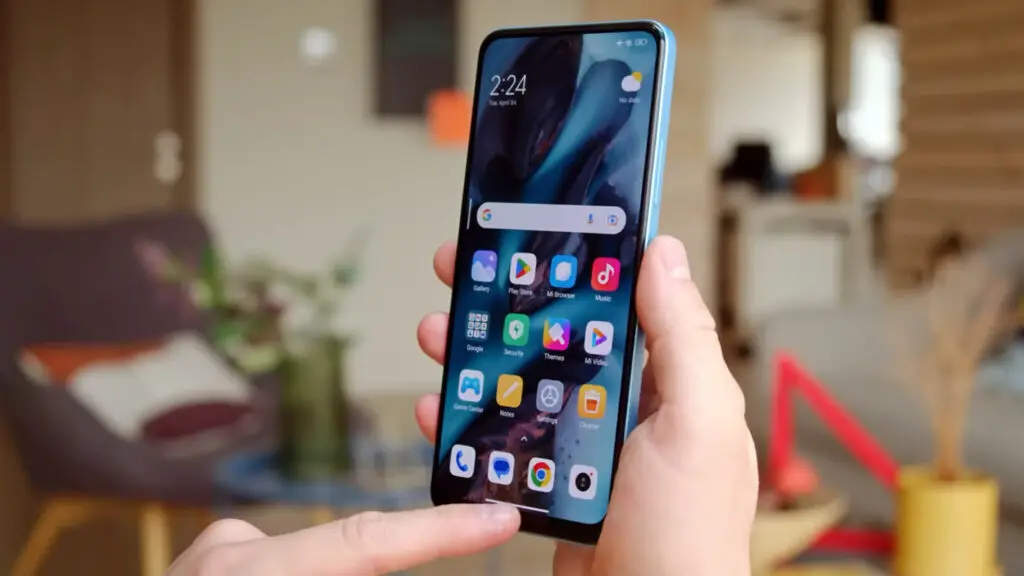 redmi note 12 in hand