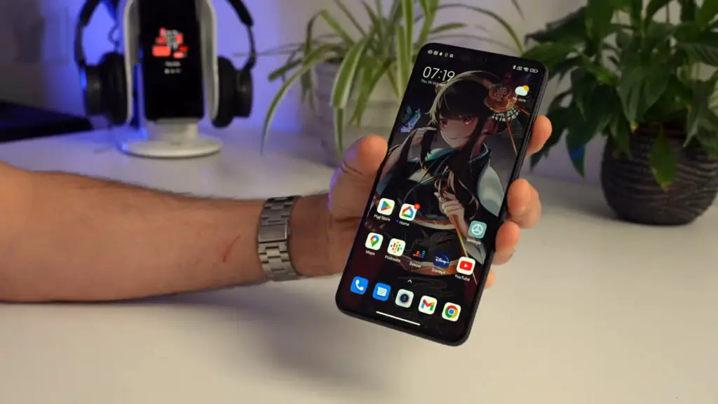 xiaomi 12t pro in hand